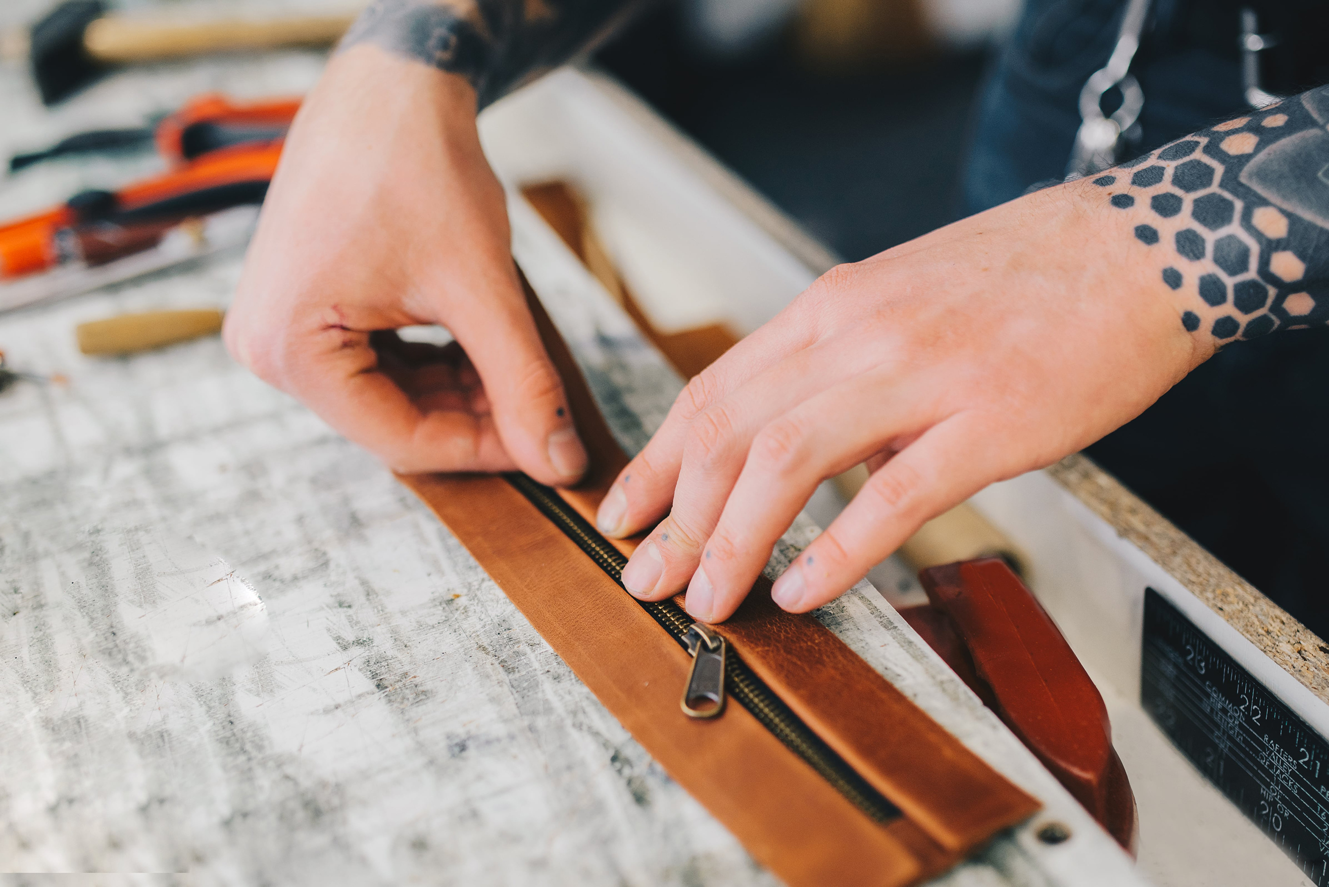 reisverschluss wir an leder angepasst